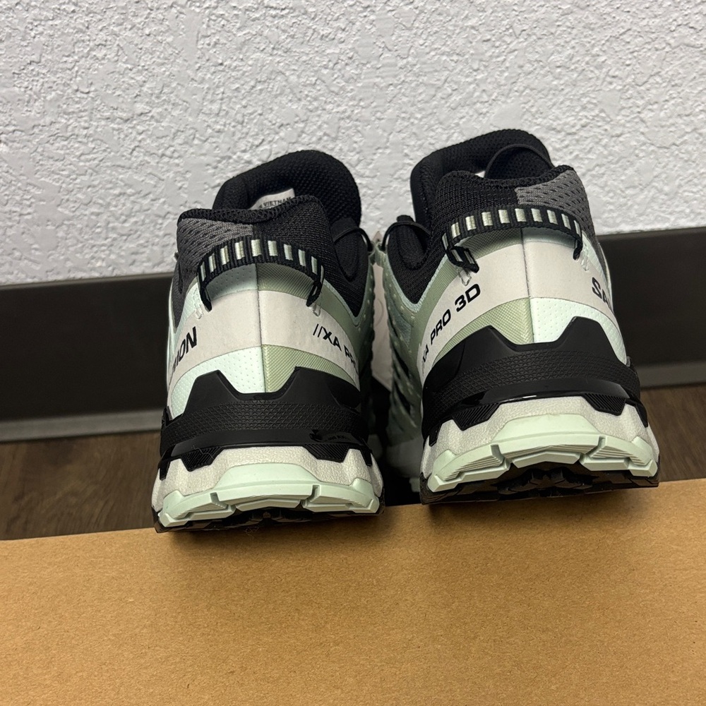 NWOT/ No Box Salomon Women's Light Green & Gray Trail Running Shoes - Picture 8 of 9